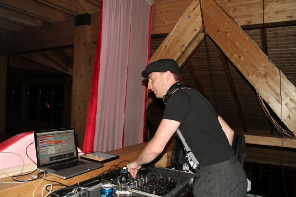 Electro Swing at Rikkyz
